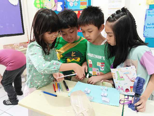 Gedung utama EduVision Academy dengan arsitektur modern yang mencerminkan inovasi pendidikan dan lingkungan belajar yang inspiratif